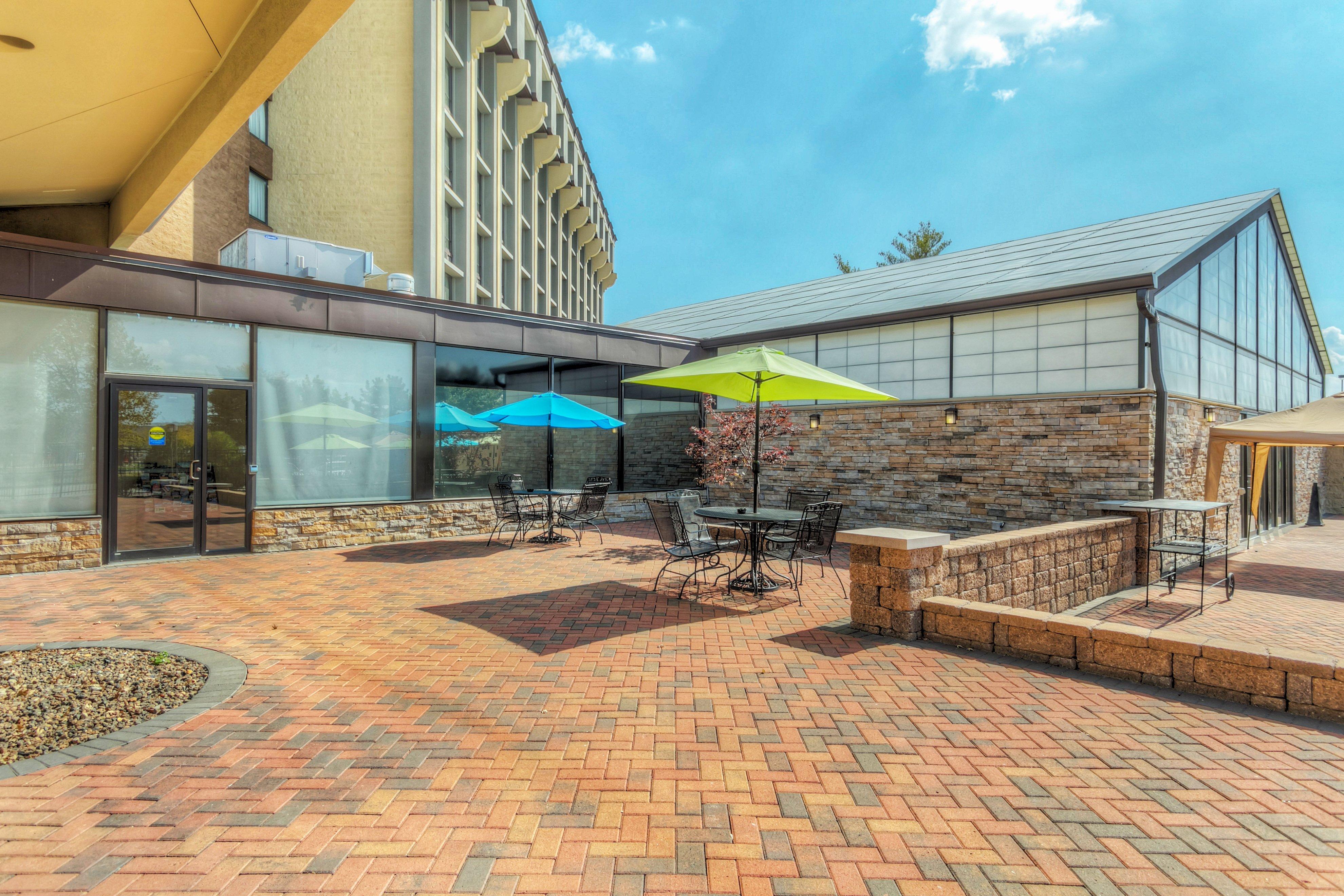 Hilton St. Louis Airport Hotel Woodson Terrace Exterior photo