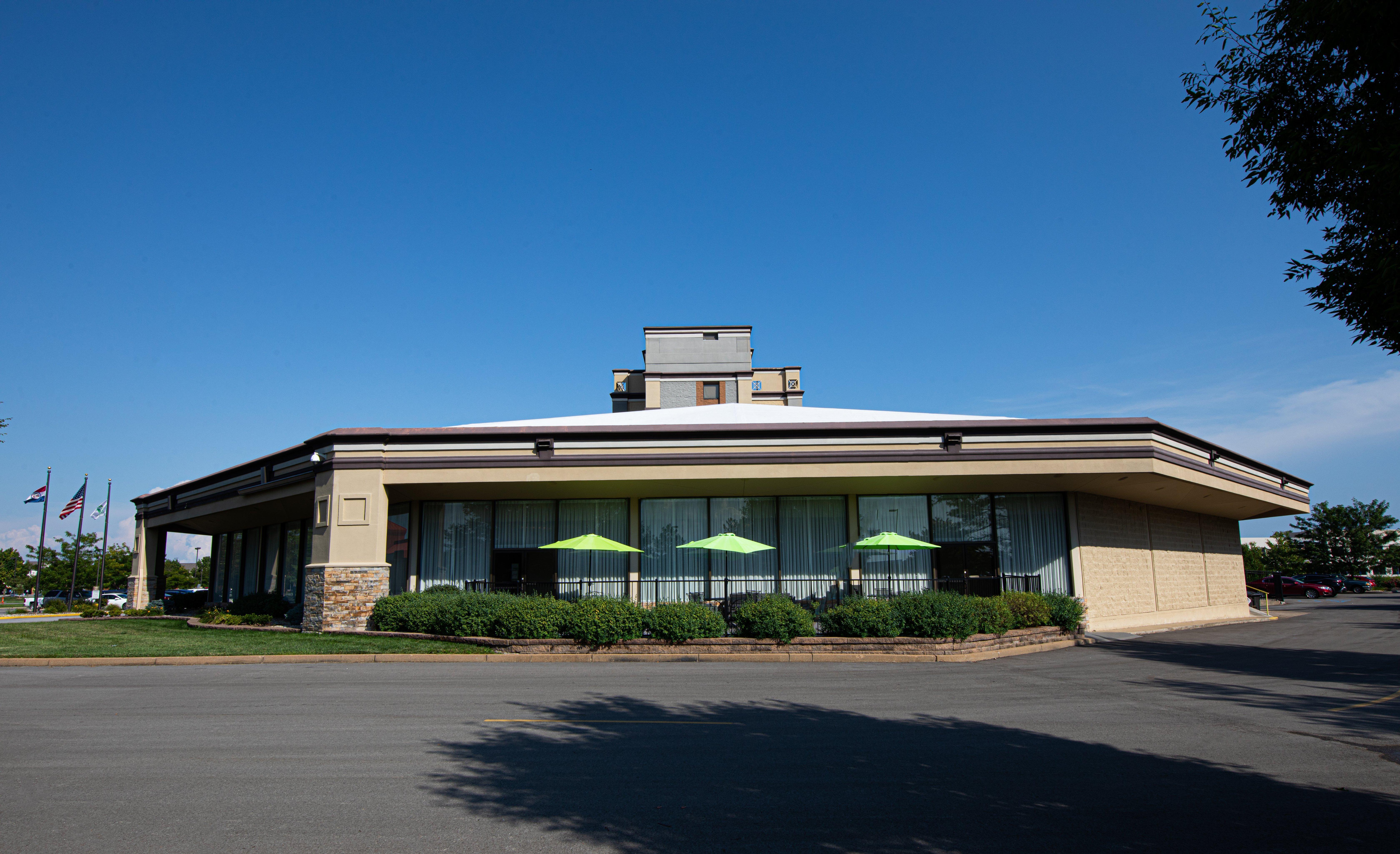 Hilton St. Louis Airport Hotel Woodson Terrace Exterior photo