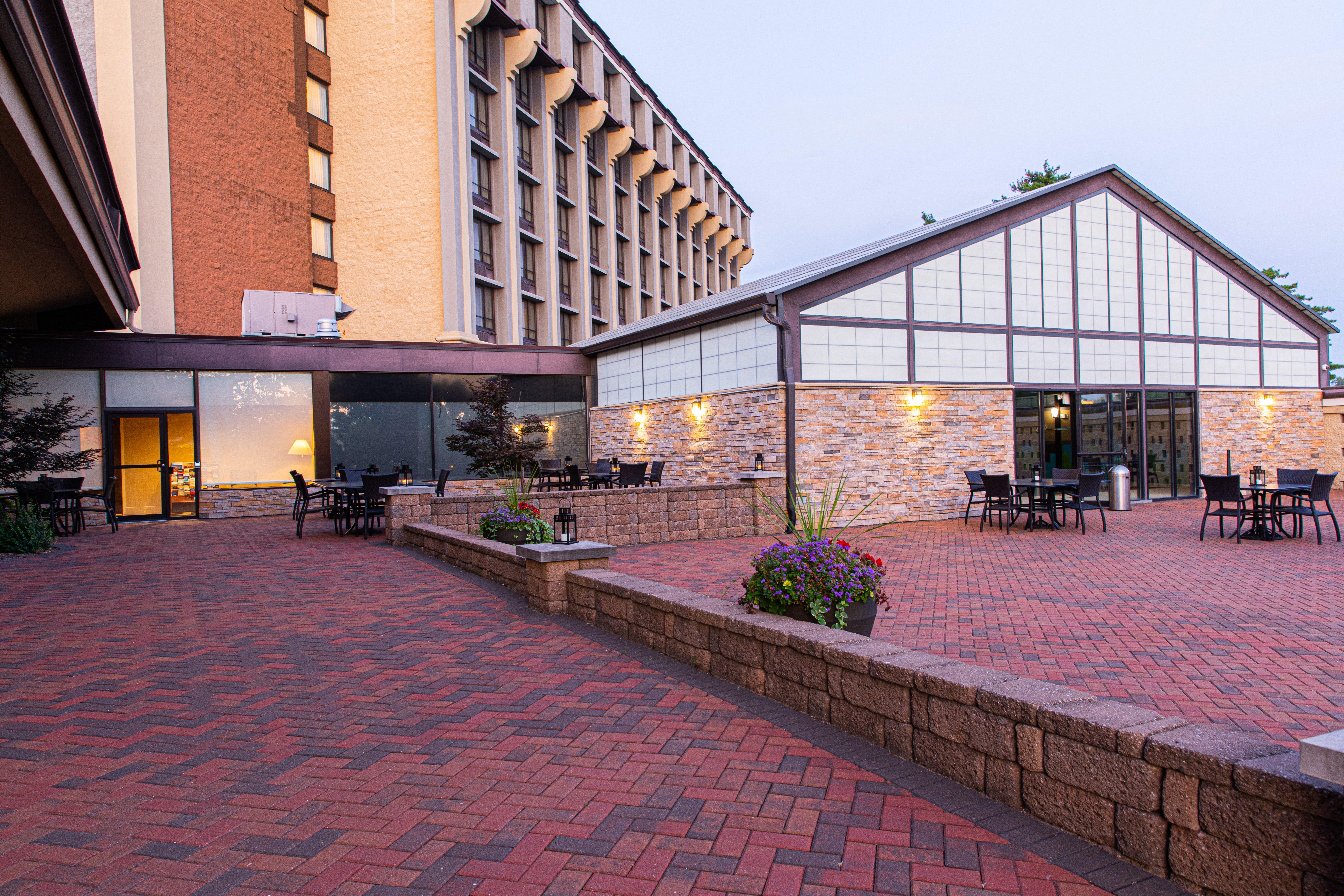 Hilton St. Louis Airport Hotel Woodson Terrace Exterior photo